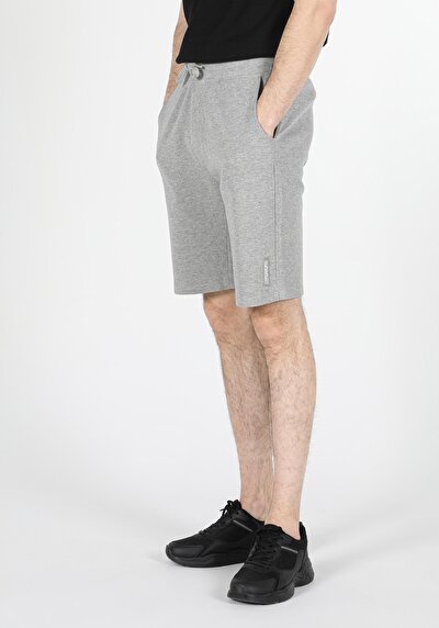 صورة من رمادي للرجال شورت