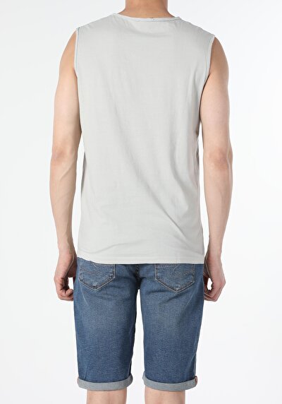 صورة من رمادي للرجال رياضي