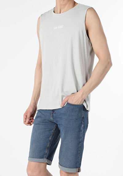 صورة من رمادي للرجال رياضي