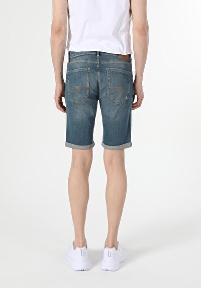 صورة من دينيم للرجال شورت