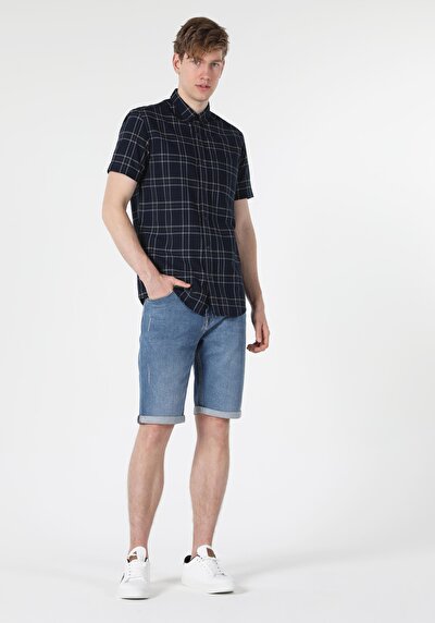 صورة من أزرق بحري للرجال قميص  كم قصير