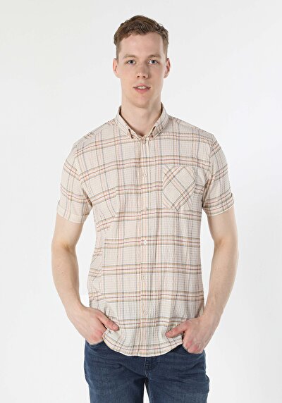 صورة من بيج للرجال قميص  كم قصير