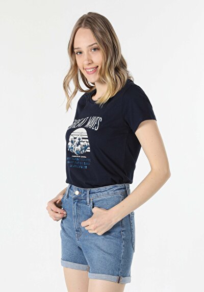 صورة من أزرق بحري للنساء تي شيرت بأكمام قصيرة