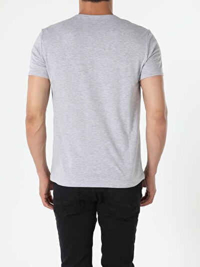 صورة من رمادي للرجال تي شيرت بأكمام قصيرة