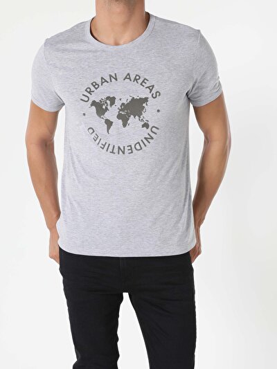 صورة من رمادي للرجال تي شيرت بأكمام قصيرة