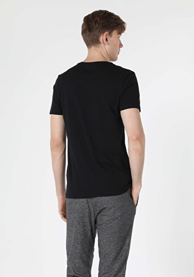 صورة من أسود للرجال تي شيرت بأكمام قصيرة