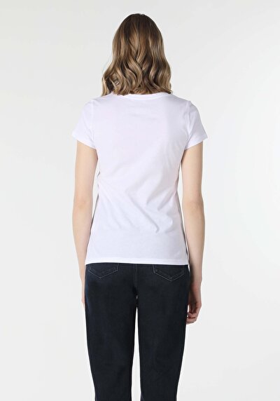 صورة من أبيض للنساء تي شيرت بأكمام قصيرة