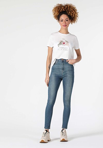 صورة من أبيض للنساء تي شيرت بأكمام قصيرة