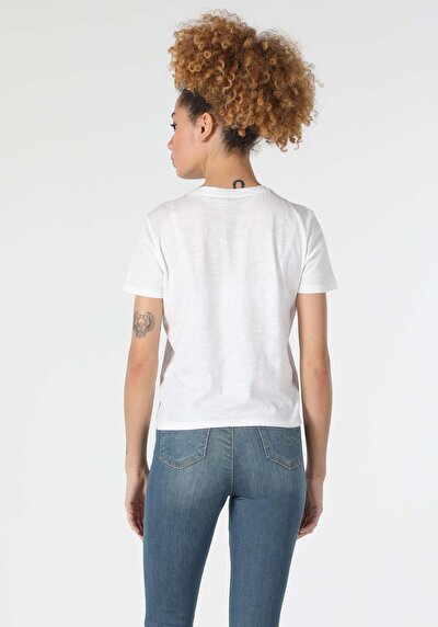 صورة من أبيض للنساء تي شيرت بأكمام قصيرة