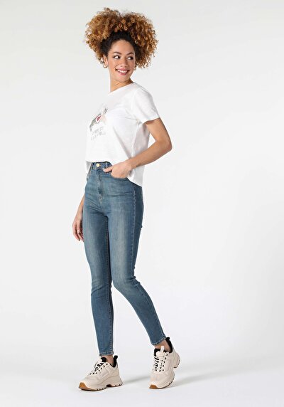 صورة من أبيض للنساء تي شيرت بأكمام قصيرة