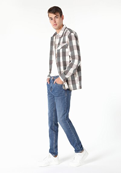 صورة من أزرق داكن للرجال بناطيل