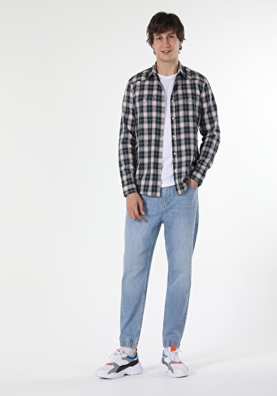 صورة من أزرق بحري للرجال قميص  كم طويل