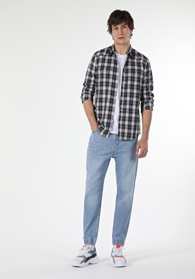 صورة من أزرق بحري للرجال قميص كم طويل