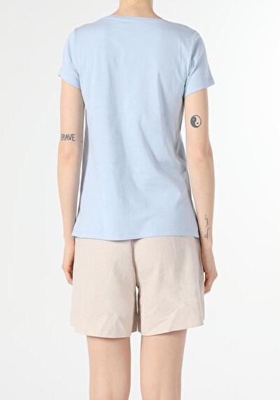 صورة من أزرق للنساء تي شيرت بأكمام قصيرة