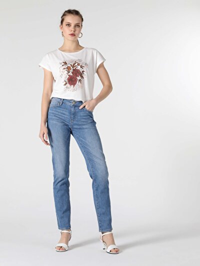 صورة من أبيض للنساء تي شيرت بأكمام قصيرة