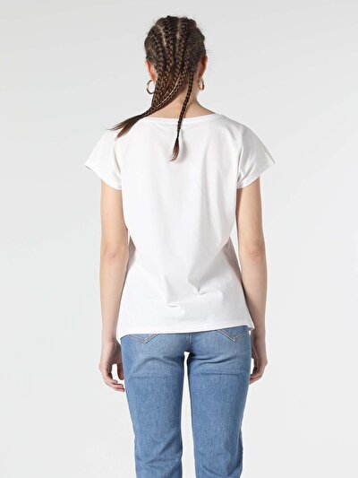 صورة من أبيض للنساء تي شيرت بأكمام قصيرة