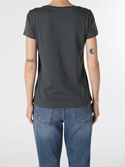 صورة من أنتراسيت للنساء تي شيرت بأكمام قصيرة