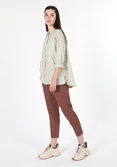 صورة من بيج للنساء قميص  كم طويل