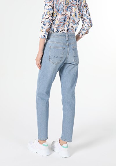 صورة من دينيم للنساء بناطيل