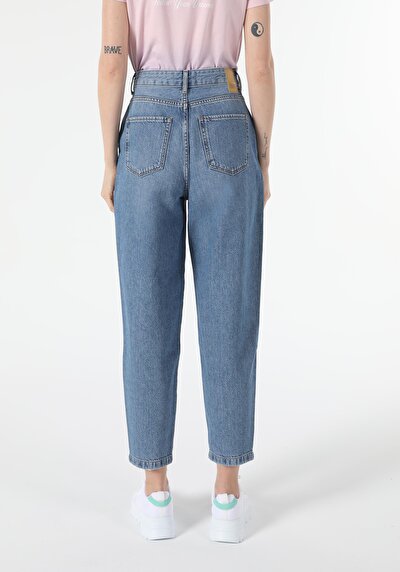 صورة من دينيم للنساء بناطيل