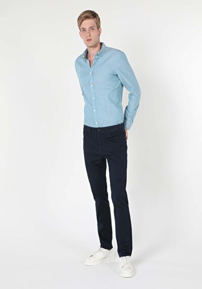 صورة من أزرق بحري للرجال بناطيل