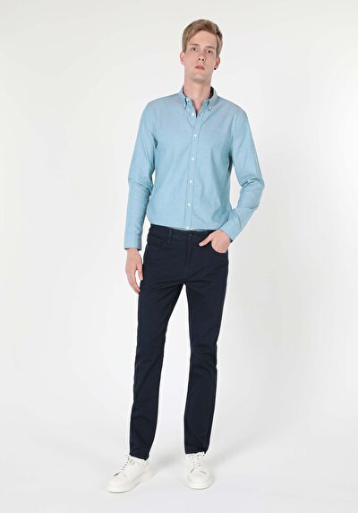 صورة من أزرق بحري للرجال بناطيل