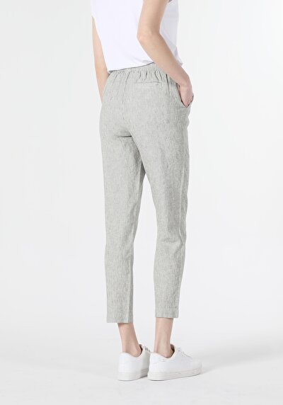 صورة من كاكي للنساء بناطيل