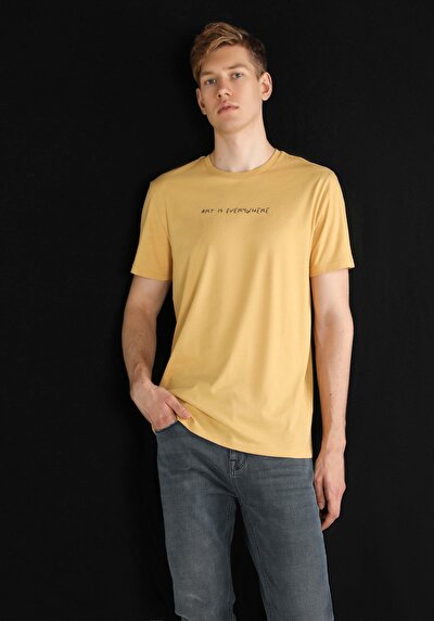صورة من أصفر للرجال تي شيرت بأكمام قصيرة