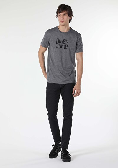 صورة من أنتراسيت للرجال تي شيرت بأكمام قصيرة