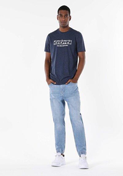 صورة من أزرق بحري للرجال تي شيرت بأكمام قصيرة