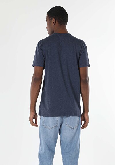 صورة من أزرق بحري للرجال تي شيرت بأكمام قصيرة