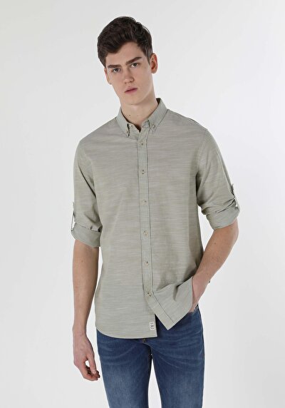 صورة من قميص عادي رقبة مستقيم قميص أخضر قابل للطي للرجال