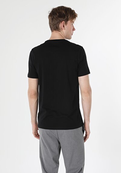 صورة من أسود للرجال تي شيرت بأكمام قصيرة