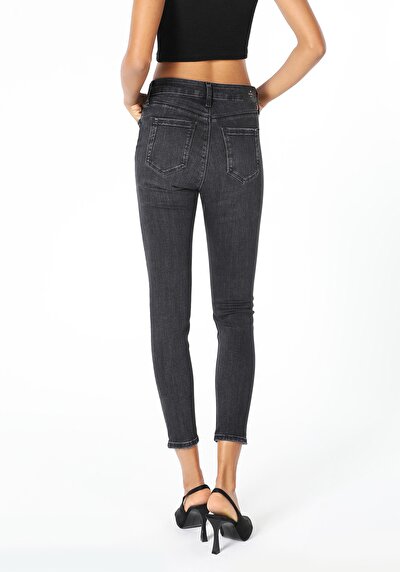 صورة من ضيق الخصر ضيق الساق الجينز النسائي