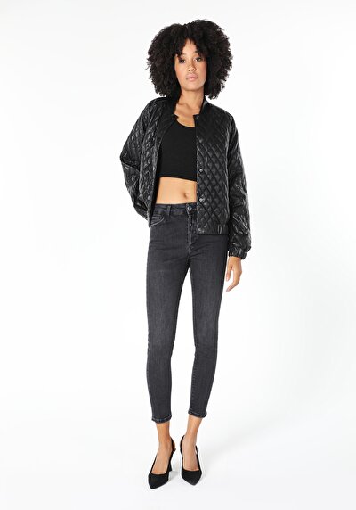 صورة من ضيق الخصر ضيق الساق الجينز النسائي