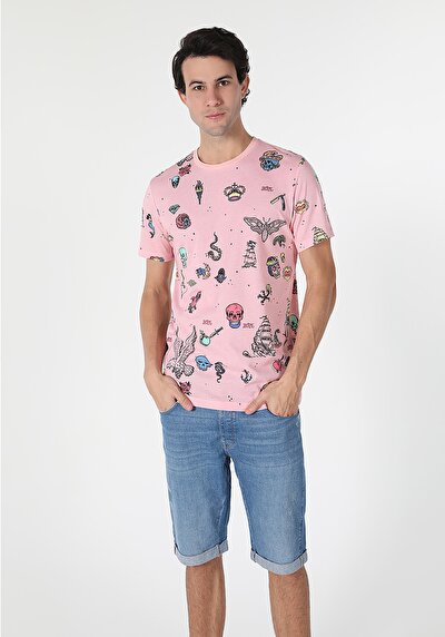 صورة من أحمر للرجال تي شيرت بأكمام قصيرة