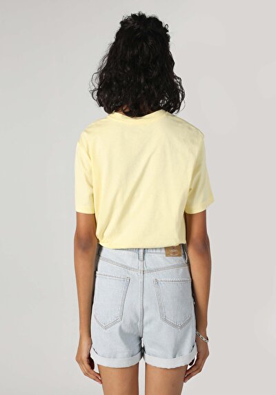 صورة من عادي رقبة مستديرة نسائي أصفر كم قصير تي شيرت