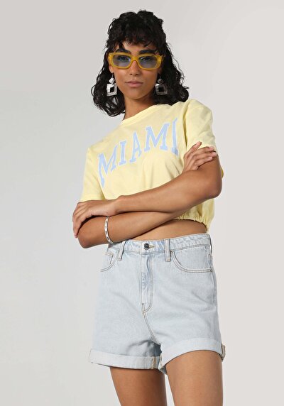 صورة من عادي رقبة مستديرة نسائي أصفر كم قصير تي شيرت