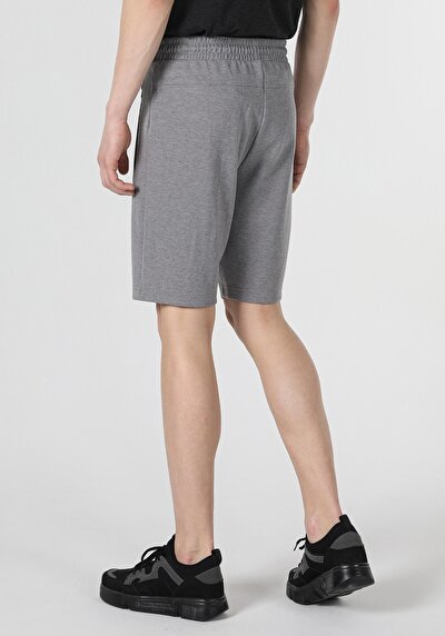 صورة من رمادي للرجال شورت