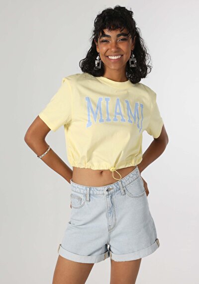 صورة من عادي رقبة مستديرة نسائي أصفر كم قصير تي شيرت