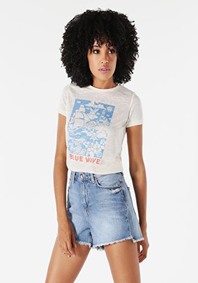 صورة من   رقبة مستديرة نسائي أبيض بأكمام قصيرة تي شيرت