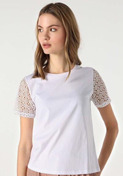 صورة من أبيض للنساء تي شيرت بأكمام قصيرة