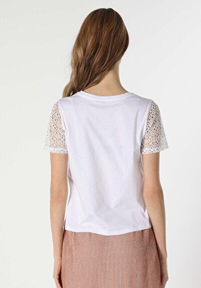 صورة من أبيض للنساء تي شيرت بأكمام قصيرة