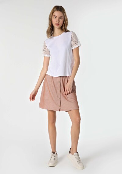 صورة من أبيض للنساء تي شيرت بأكمام قصيرة