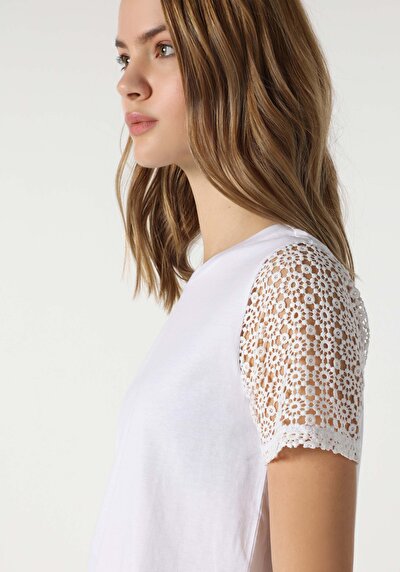 اعرض التفاصيل لـ أبيض للنساء تي شيرت بأكمام قصيرة