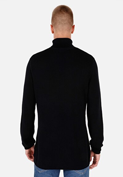 صورة من سلحفاة الرقبة جاكار رجالي كنزة سوداء