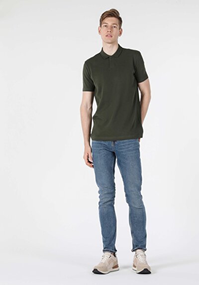 صورة من كاكي للرجال قميص بولو  كم قصير