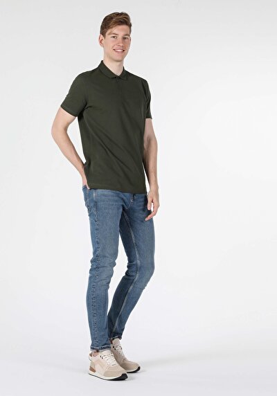 صورة من كاكي للرجال قميص بولو كم قصير