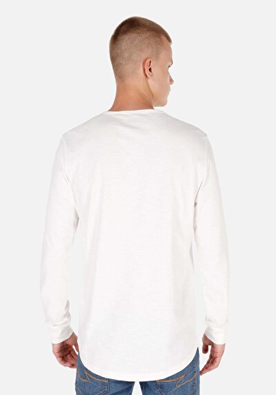 صورة من رقبة مستديرة مستقيم تي شيرت أبيض بأكمام طويلة للرجال
