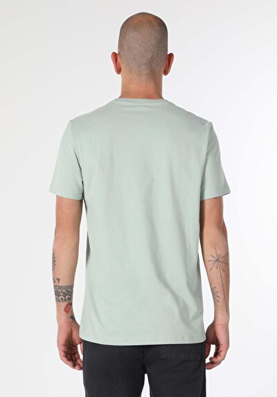 صورة من للرجال تي شيرت بأكمام قصيرة